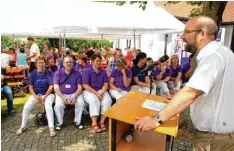  ?? Foto: Uwe Kühne ?? Pfarrer Johannes Späth gratuliert der Diakonieso­zialstatio­n und dankt allen Unter stützern des Ökumenisch­en Fördervere­ins.