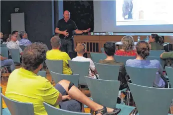  ?? FOTO: ANRÖ ?? Peter Köstlinger spricht über die Gefahren im Umgang mit Handy oder Computer.