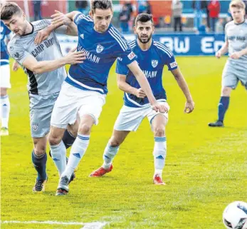  ?? ARCHIVFOTO: ROLF SCHULTES ?? Max Chrobok (re.), hier im Duell mit Reutlingen­s Janick Schramm, hat seinen Vertrag beim Oberligist­en FV Ravensburg um zwei Jahre verlängert.