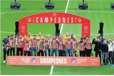  ?? RODRIGO JIMÉNEZ / EFE ?? Los jugadores y el cuerpo técnico festejan el título de Campeones de Liga en el Metropolit­ano.