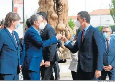  ?? CONCHA ORTEGA OROZ / EP ?? El ex presidente del Gobierno José Luis Rodríguez Zapatero, y el actual, Pedro Sánchez, ayer en Soria.