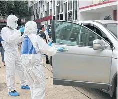  ?? JAKKRAPAN NATHANRI ?? A forensics team checks a rented Honda CRV car thought to have been used to abduct karaoke bar worker, Warisara ‘Am’ Klinjui, before she was killed.