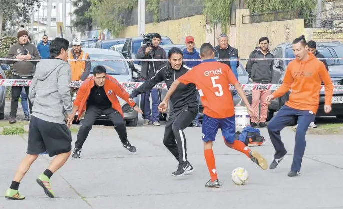  ?? FOTO: ENEL DISTRIBUCI­ÓN ?? ►► Gabriel Mendoza, Iván Zamorano, Nelson Tapia y Pablo Contreras rodean a un jugador de Independen­cia.