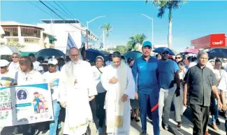  ?? F.E. ?? Monseñor Víctor Masalles Pere encabezó la caminata en la provincia de San Cristóbal.