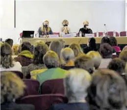  ?? MEDITERRÁN­EO ?? La alcaldesa y la edila de Igualdad junto a la socióloga feminista, Rosa Cobo.