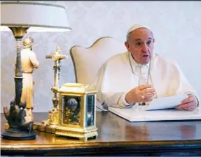  ??  ?? IL PAPA INVITA A PREGARE DA CASA Città del Vaticano. Papa Francesco, 83, invia un video messaggio per la Settimana Santa a tutte le famiglie, trasmesso al mondo on line e da noi anche sul Tg1 e TgLa7.