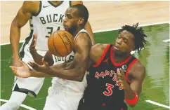  ?? Morry GASH / The ASSOCIATED PRESS ?? Raptors forward OG Anunoby, right, was key in limiting
Bucks shooters such as Khris Middleton on Tuesday.