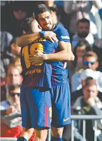  ??  ?? Suárez abraça Jordi Alba após abrir o placar