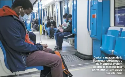  ?? PHOTO AGENCE QMI, JOËL LEMAY ?? Certains usagers de la ligne orange du métro de Montréal avaient adopté le masque hier après-midi.