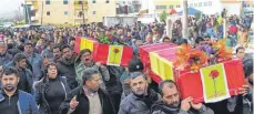  ?? FOTO: DPA ?? Trauernde Kurden tragen in Afrin Särge mit Opfern eines türkischen Angriffs auf die syrische Stadt.