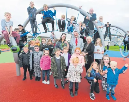  ??  ?? Councillor Helen Law and Provost Jim Leishman with children and members of the group.