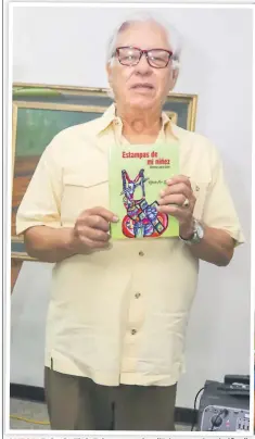  ??  ?? AUTOR. Roberto Elvir Zelaya y su obra “Estampas de mi niñez”