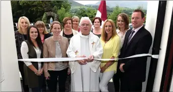  ?? Photo by Michelle Cooper Galvin ?? Fr Bill Radley PP cutting the tape to officially open the new extension at Knockanes National School, Glenflesk with staff members Aine O’Shea, Marie Cronin, Una O’Connor, Noreen Moynihan, Paul Horan Principal (back from left) Mairead Doherty, Magellan...