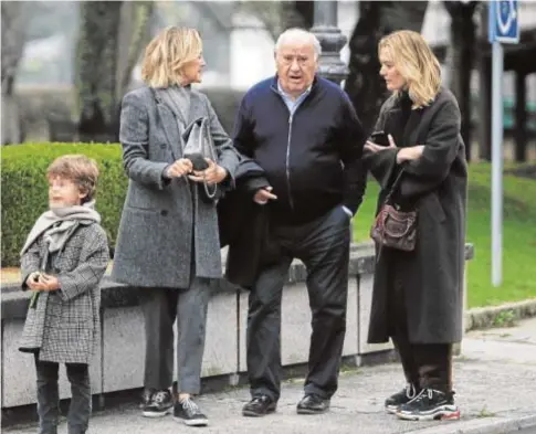  ?? I. LÓPEZ ?? Amancio Ortega, junto a su mujer, Flora Pérez, su hija Marta y su nieto Amancio Jr, en 2018 en La Coruña