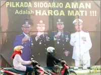  ?? BOY SLAMET/JAWA POS ?? JAGA KEAMANAN: Baliho imbauan menjaga kondusivit­as Kota Sidoarjo dalam menyambut Pilkada 2015 yang dilaksanak­an pada 9 Desember.
Jawa Pos,