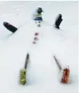  ??  ?? Dieser liegende Schneemann stammt von Paul, Romy, Leni und Felix. Er war mit den Skiern zu schnell gefahren und liegt deswegen jetzt selbst im Schnee.