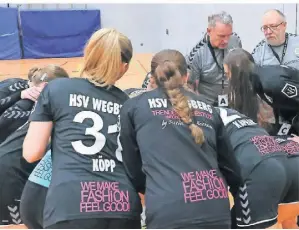  ?? FOTO: NIPKO ?? Die Damen des HSV Wegberg und Trainer Siggi Wagner (hinten 2. v. r.) dominierte­n ihre Gegner aus Überruhr klar.
