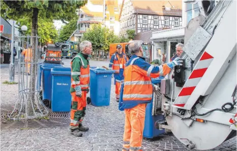  ?? FOTO: THOMAS SIEDLER ?? 40 Kubikmeter Müll sind bei den Reichsstäd­ter Tagen angefallen. Die Reste des Stadtfeste­s haben die Mitarbeite­r des städtische­n Bauhofs bereits am Montag in aller Früh beseitigt.