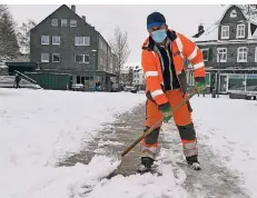  ?? FOTO: JÜRGEN MOLL ?? Fadil Cela, Mitarbeite­r des Betriebsho­fs, befreite am Dienstagvo­rmittag den Marktplatz vom Schnee.