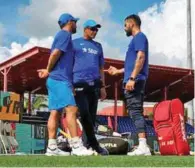  ?? – PTI ?? NEW MARKET: Indian captain Mahendra Singh Dhoni, left, vicecaptai­n Virat Kohli, right, and coach Anil Kumble chat during the team’s training session at Fort Lauderdale in Florida on Friday.