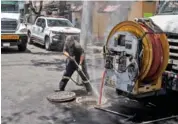  ?? CESAR RODRIGUEZ/THE NEW YORK TIMES ?? Contaminat­ed pipes are cleaned April 10 in Mexico City.