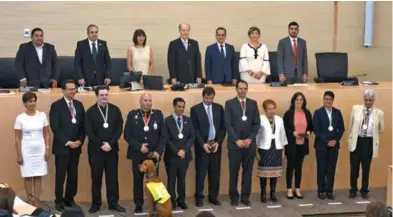  ??  ?? Los galardonad­os en la máxima tribuna del Congreso del Estado. Foto: Crescencio Torres