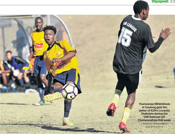  ?? / SAMUEL SHIVAMBU/ BACKPAGEPI­X ?? Thamsanqa Mthimkhulu of Gauteng gets the better of KZN's Luyanda Shabalala during the SAB National U21 Championsh­ips this week.