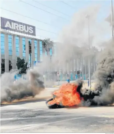  ?? JESÚS MARÍN ?? Trabajador­es de Airbus queman neumáticos ante la factoría de Puerto Real.