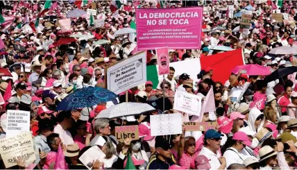 ?? Bild: Luis Barron/ZUMA Wire/IMAGO ?? "Die Demokratie wird nicht angetastet" - heißt es auf einem Schild der Demonstran­ten