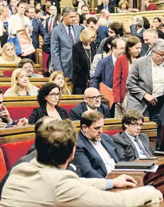  ?? ÀLEX GARCIA ?? Momento en el que los grupos de la oposición (Cs, PSC, PP) abandonan el hemiciclo por la votación de la ley de Transitori­edad el 7 de septiembre. Una imagen clara de la ruptura política