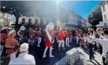  ?? ?? En matinée, les bandas ont animé les allées d’Etigny et la place du marché