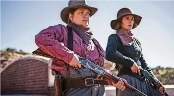  ?? FOTO: NETFLIX ?? Witwen Mary Agnes McNue (Merritt Wever, l.) und Alice Fletcher (Michelle Dockery) müssen allein klarkommen.