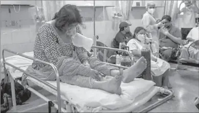  ??  ?? NEW DELHI
A patient suffering from the coronaviru­s disease receives treatment inside the casualty ward at a hospital in New Delhi, India.
-AFP