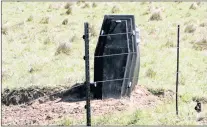  ?? Picture: BHONGO JACOB ?? CRIMINALS BEWARE: This coffin on a Stutterhei­m farmer’s property is aimed at deterring stock thieves