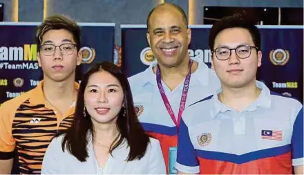  ?? NST PIC BY MOHD YUSNI ARIFFIN ?? (From left) Keith Lim, team manager Marellyn Liew, coach Chris Martin and Tia’a Faang Der in Kuala Lumpur yesterday.