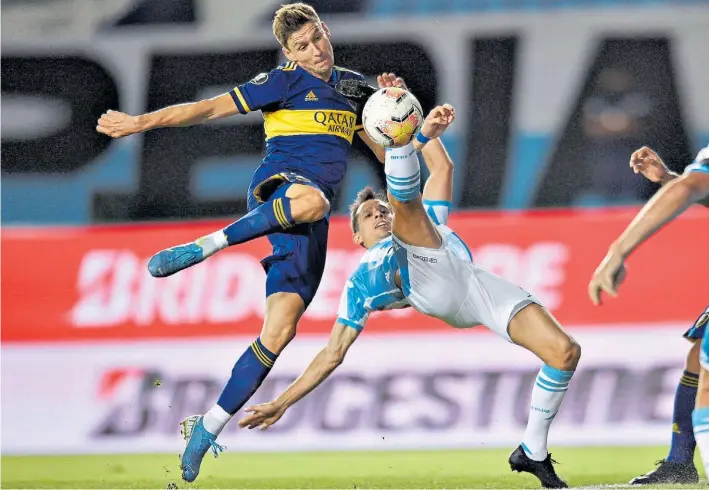  ?? REUTERS ?? Mucho en juego. Como lo muestra la escena entre Franco Soldano y Augusto Solari del partido en Avellaneda. La Libertador­es es para los dos el principal objetivo del año.
