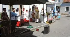  ??  ?? Der zweite Tag des Festes beginnt traditione­ll mit einem Festgottes­dienst vor der Ka pelle. Heuer hielt ihn Monsignore Vitus Wengert.