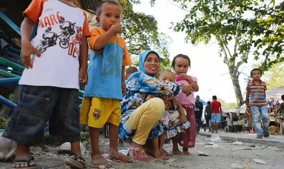  ??  ?? WOMENand children displaced by a military campaign against the Bangsamoro Islamic Freedom Fighters have sought shelter at a public elementary school in Datu Saudi Ampatuan in Maguindana­o province. The number of evacuees has reportedly reached over...