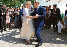  ?? FOTO ČTK/AP ?? Smím prosit? Exministry­ně Kneisslová tančí v roce 2018 na své svatbě s ruským prezidente­m Putinem.