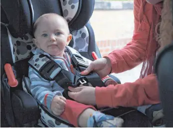  ?? FOTO: SILVIA MARKS/ DPA ?? Kinder unter zwölf Jahren und kleiner als 1,50 Meter dürfen nur mit einem geeigneten Sitzsystem im Auto mitfahren.
