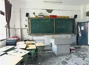 ??  ?? 九寨溝“8.8”地震震源中心附近的漳­扎小學，學校建築物在此次地震­中受到不同程度的損壞。圖為課室出現多處裂縫。（中新社照片）