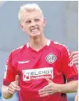  ?? ARCHIV: SIEDLER ?? Daumen hoch und Zähne zusammen beißen: Daniel Bux schuftet beim VfB für den VfR.