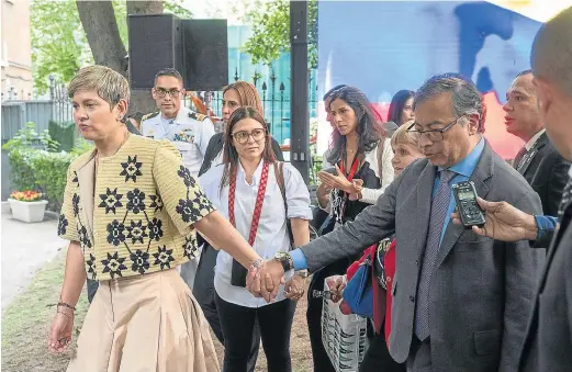  ?? FERNANDO VILLAR/EFE ?? El presidente de Colombia, Gustavo Petro, junto a su esposa, Verónica Alcocer, ayer en su visita a Madrid.