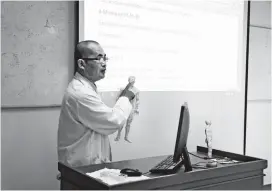  ??  ?? Above and top: TCM doctor He Shuiyong gives a lecture at the Chinese acupunctur­e center in Tunis, capital of Tunisia. — Xinhua