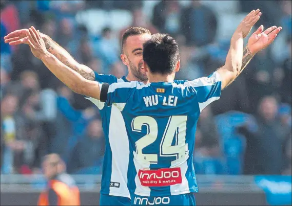  ?? FOTO: EFE ?? Wu Lei marca su primer gol como perico Y se convierte en el primer futbolista chino que anota en la historia de Laliga. Su felicidad y la de sus compañeros fue máxima