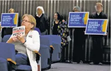  ?? Paul Chinn / The Chronicle ?? Recall backer Belinda Stow and opponents of the effort attend a meeting of the Santa Clara County Board of Supervisor­s.