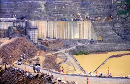  ?? FOTO JUAN ANTONIO SÁNCHEZ ?? Los empleados de Hidroituan­go están concentrad­os en finalizar las losas del vertedero y elevar el presa, pero podrían ser evacuados de nuevo si hay derrumbes.