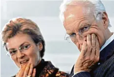  ?? Foto: Karmann, dpa ?? Was haben wir verbrochen, scheinen die Gesichter von Ex Kultusmini­sterin Monika Hohlmeier und Edmund Stoiber zu sagen. Das Bild entstand 2004.