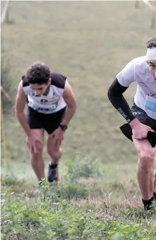  ??  ?? Xabier Zarranz, ya en cabeza, sube una de las cuestas más duras de la prueba.