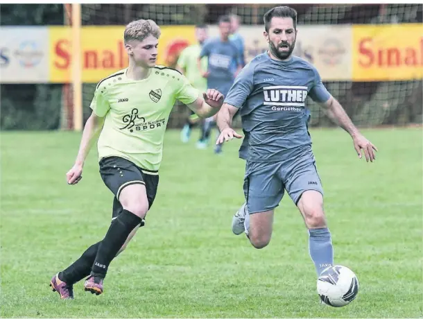  ?? FOTO: MARKUS JOOSTEN ?? Ramazan Ünal (rechts) war an mehreren Toren beteiligt und traf selbst zum 4:0.